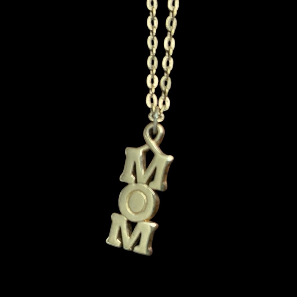 Vintage Avon “Mom” Gold-Tone Dainty Pendant Necklace - Picture 7 of 9